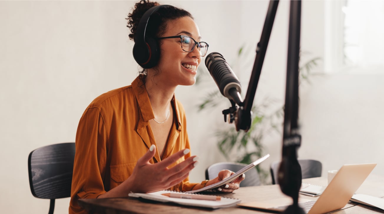 ragazza-microfono-podcast