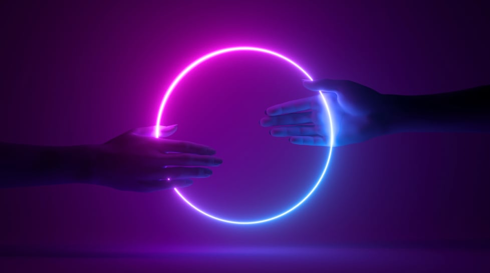Rappresentazione digital marketing e marketing tradizionale che si incontrano