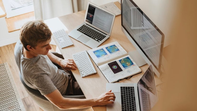 Uomo che lavora al computer per costruire strategia Buyer Journey