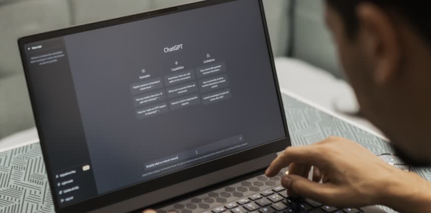 Uomo al computer su chatgpt nella sua versione desktop. Chatbot integrato a gpt