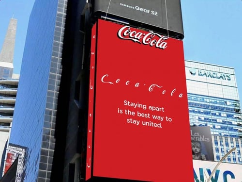 Coca cola separa le lettere del logo 