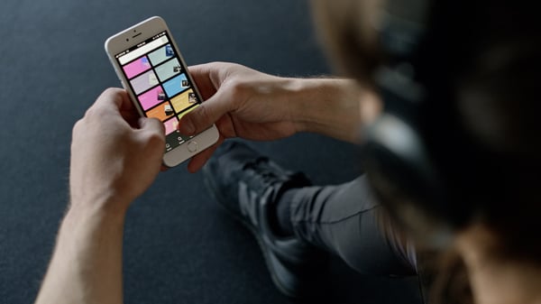 Una persona guarda dei contenuti visuali dallo smartphone