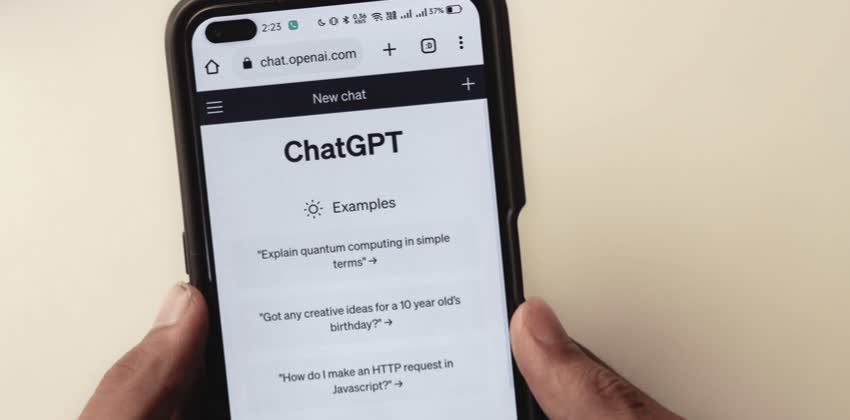 ChatGPT utilizzato su mobile tramite l'app rilasciata a Maggio 2023 da OpenAI per iOS