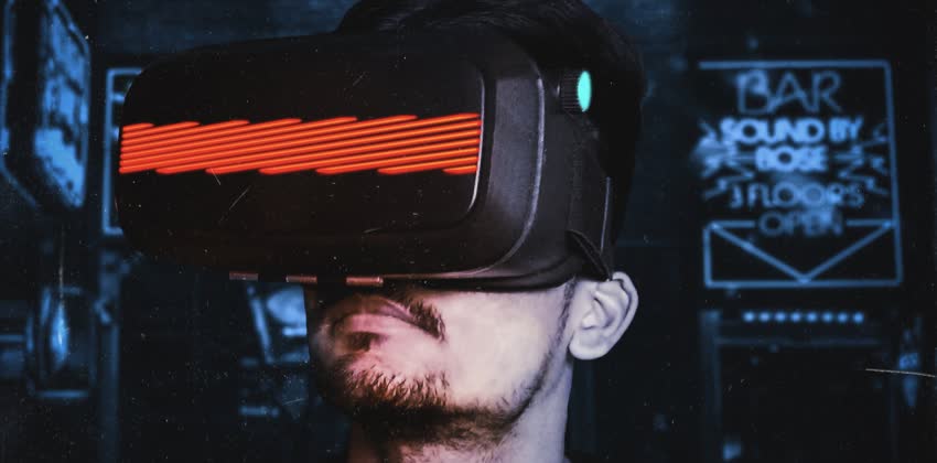 Uomo con visore di realtà aumentata con righe rosse.